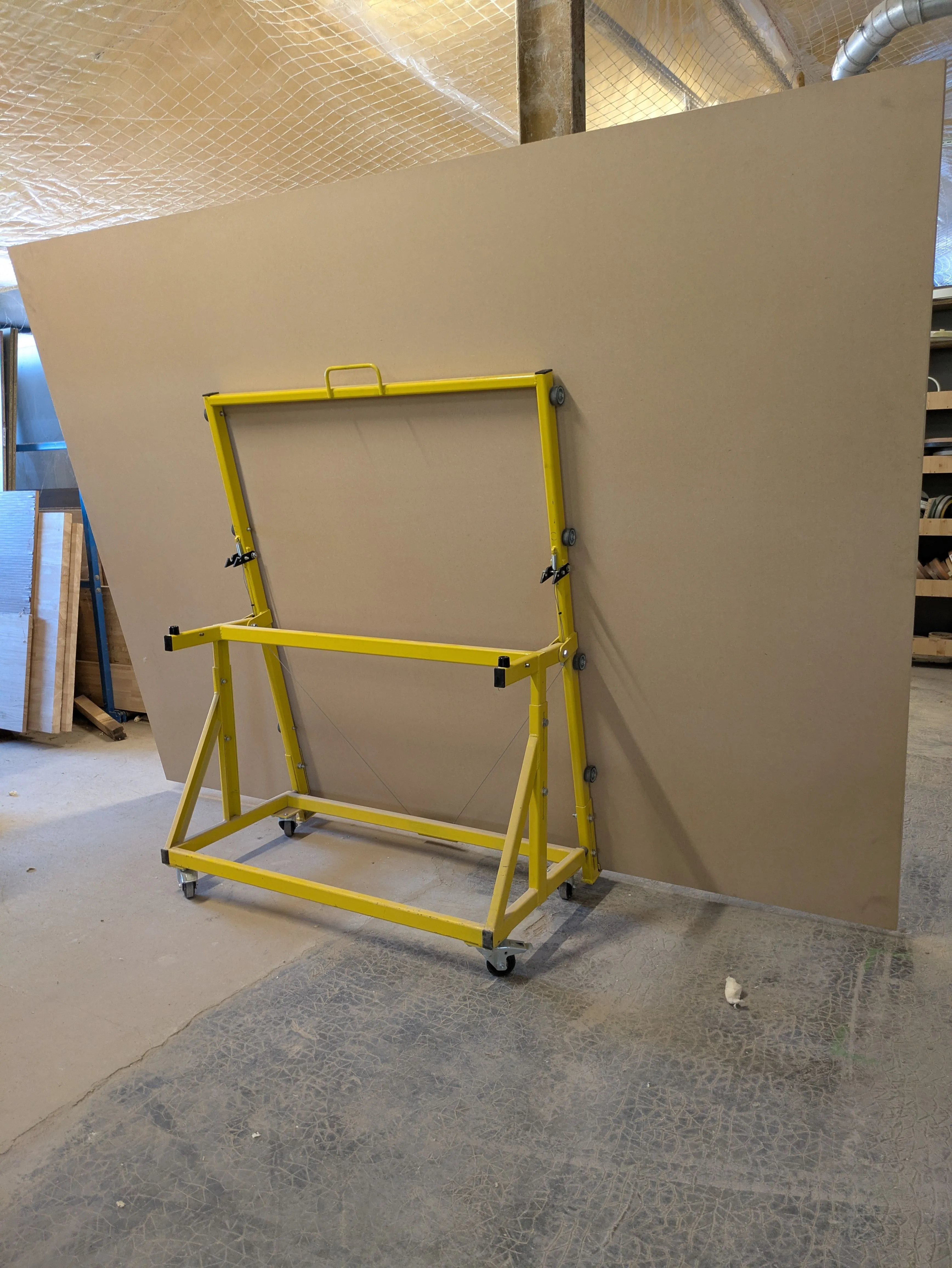 Le chariot Flipanel fini, en atelier, devant un panneau grand format