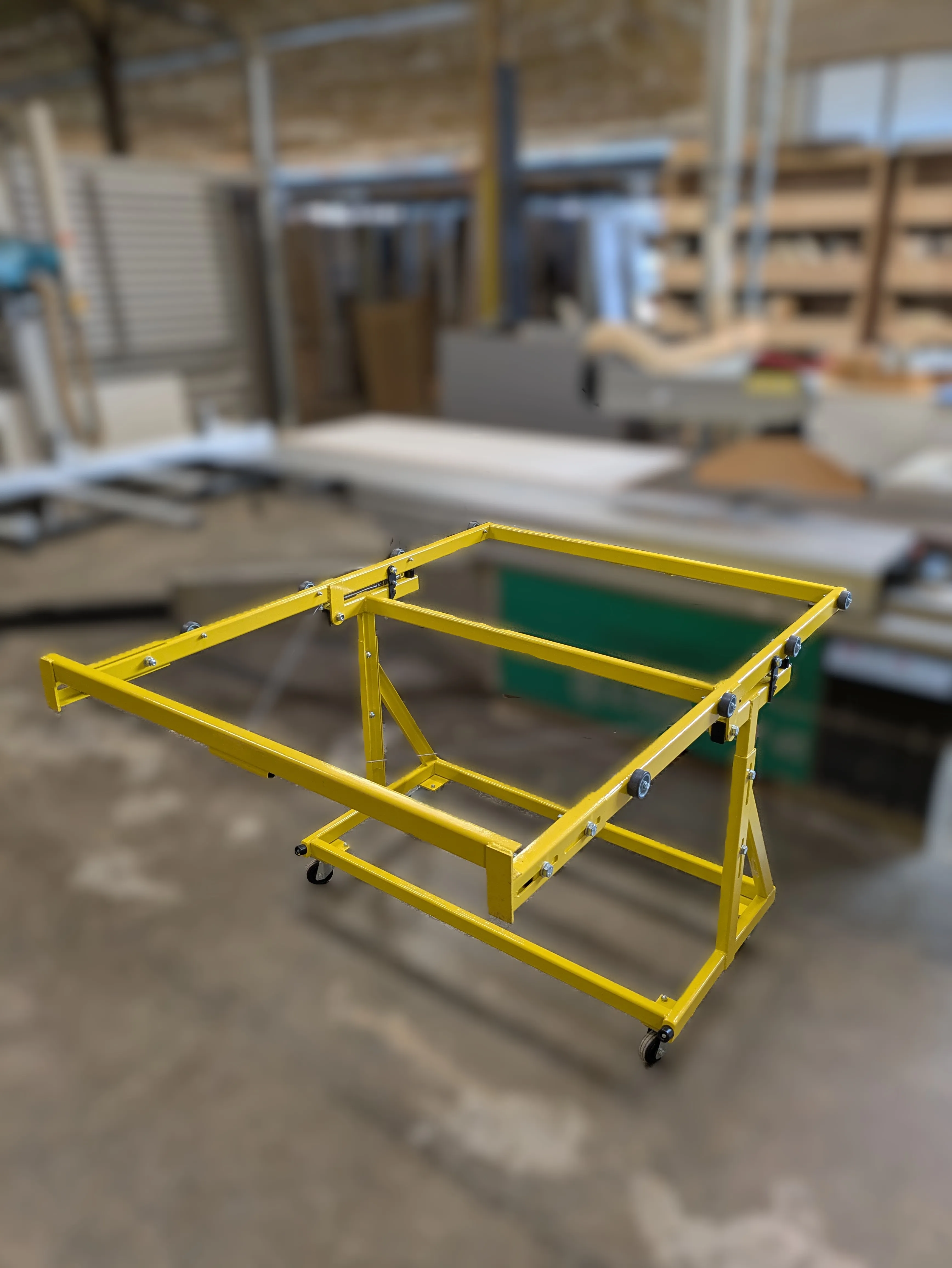 Le chariot Flipanel en atelier, en position horizontale prête pour la scie à format